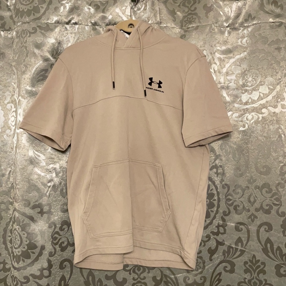 Under Armor Men’s short sleeve hoodie. Size Medium